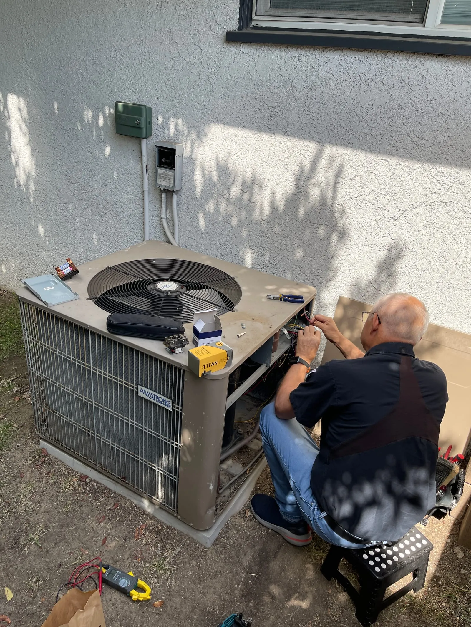 VRF outdoor unit and indoor heads installed at a commercial property